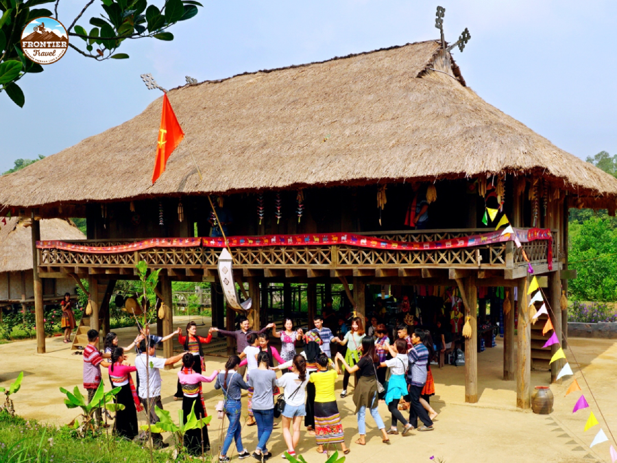 Exploring-Thai-Stilt-houses-by-motorbike
