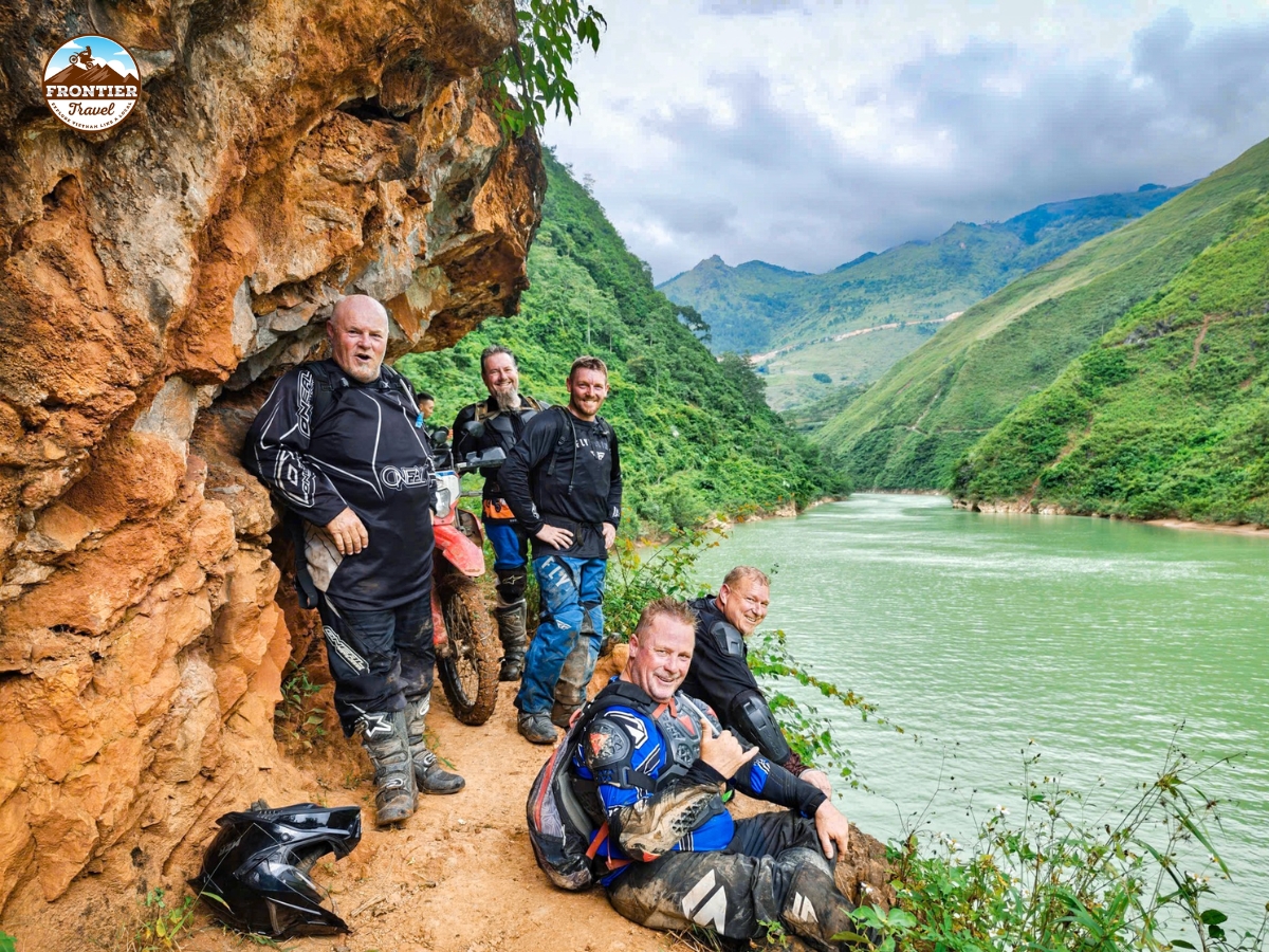 Motorbike adventure along Nho Que river