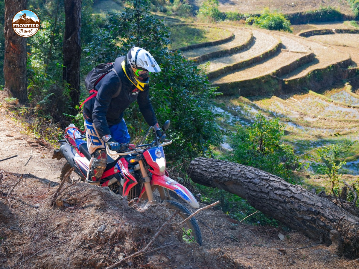 Riding-a-motorbike-through-Moc-Chau