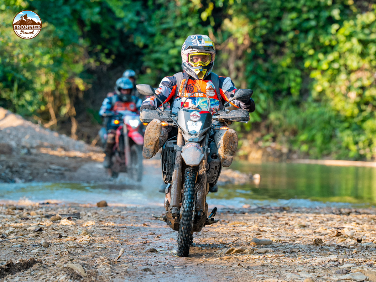 Riding-a-motorbike-through-Moc-Chau