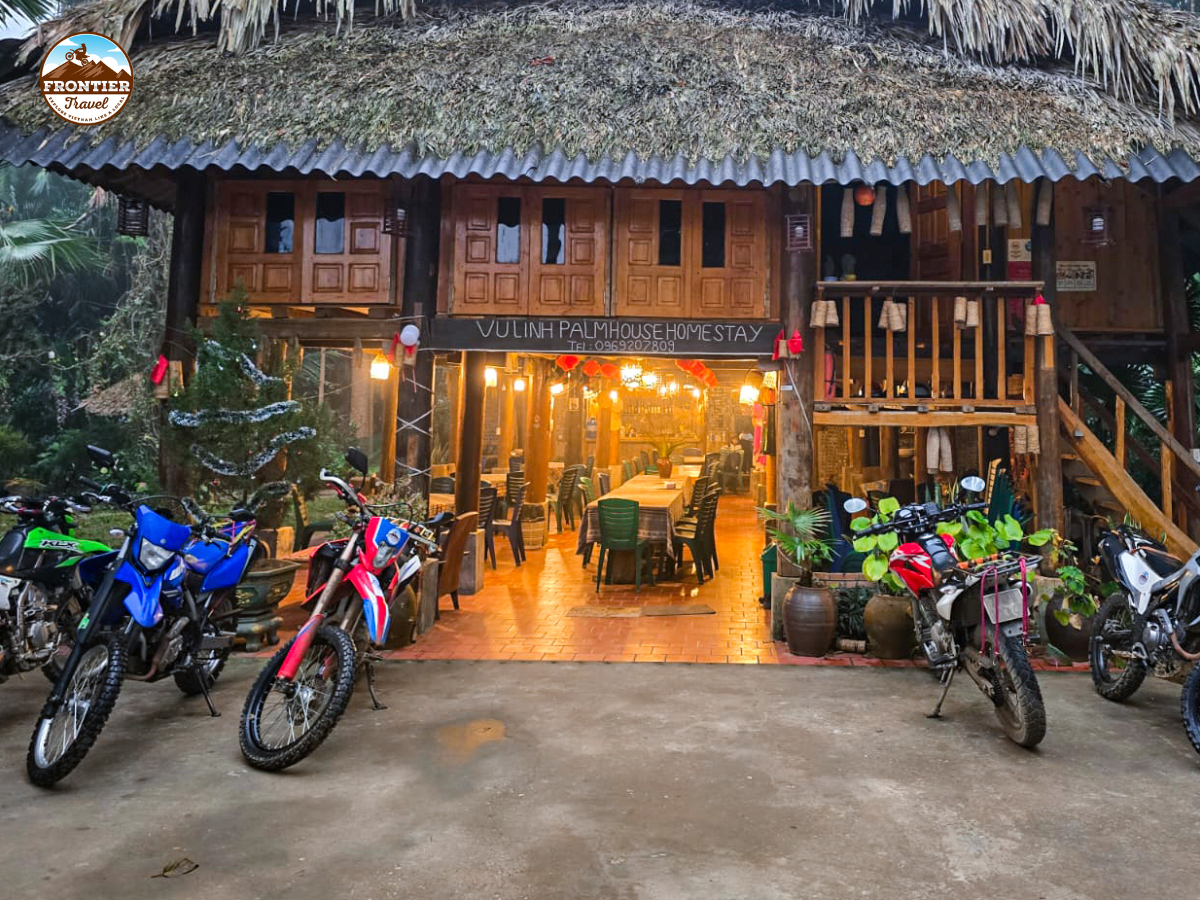 Riding-a-motorbike-through-Moc-Chau