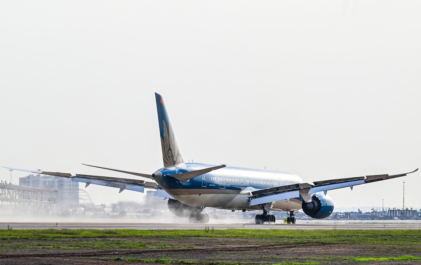 Boeing 787 aircraft makes its first landing to inaugurate Long Thanh International Airport
