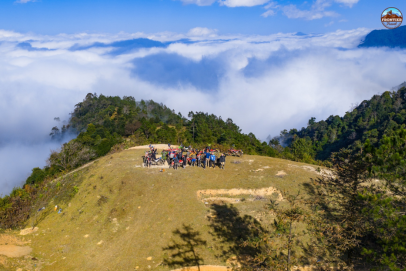 Stunning sea of clouds rolling over mountain peaks as visitors enjoy the view.