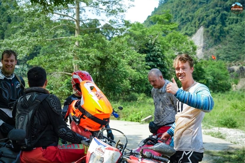 Local food, livestock, textiles, and daily trade fill the mountain market