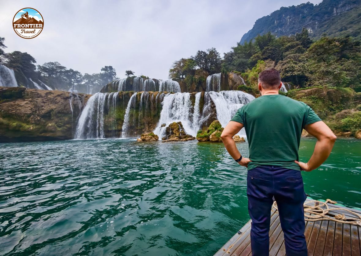 Tourist visit Ban Gioc waterfall