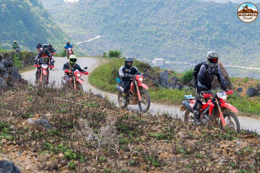 Safe cornering techniques on Vietnam mountain roads