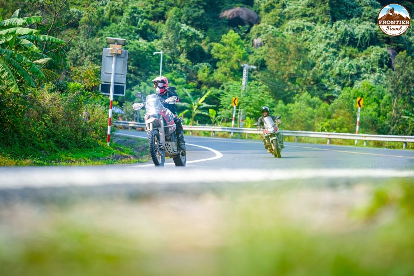 Scenic riverside roads around Thien Mu Pagoda