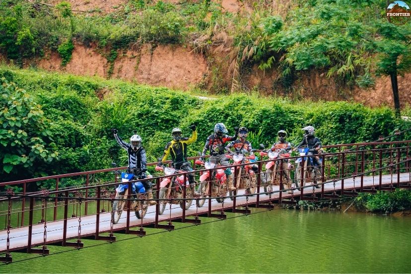Comparing lightweight enduro chassis and specialized mud tires.