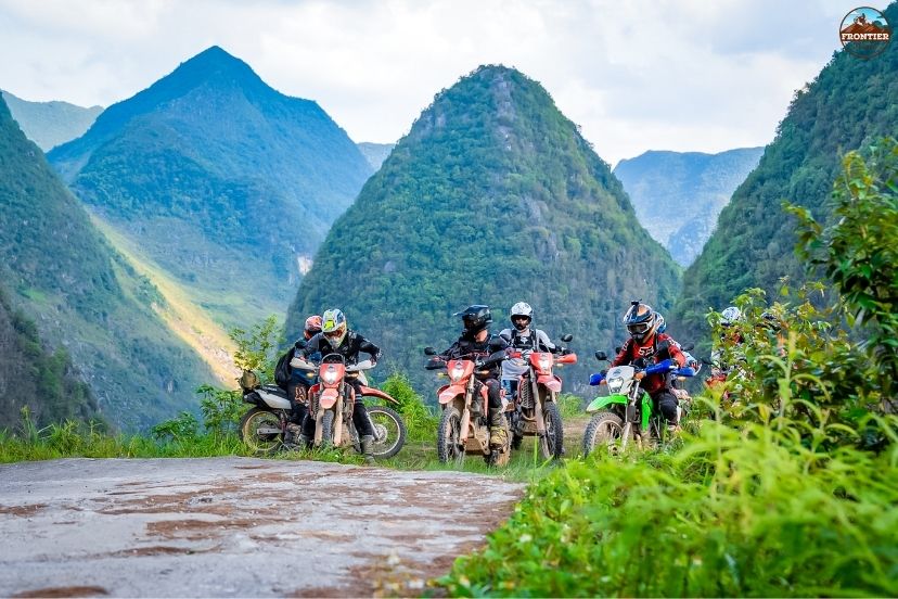 Debriefing riders on terrain ratings, daily distances, and evening basecamp facilities.