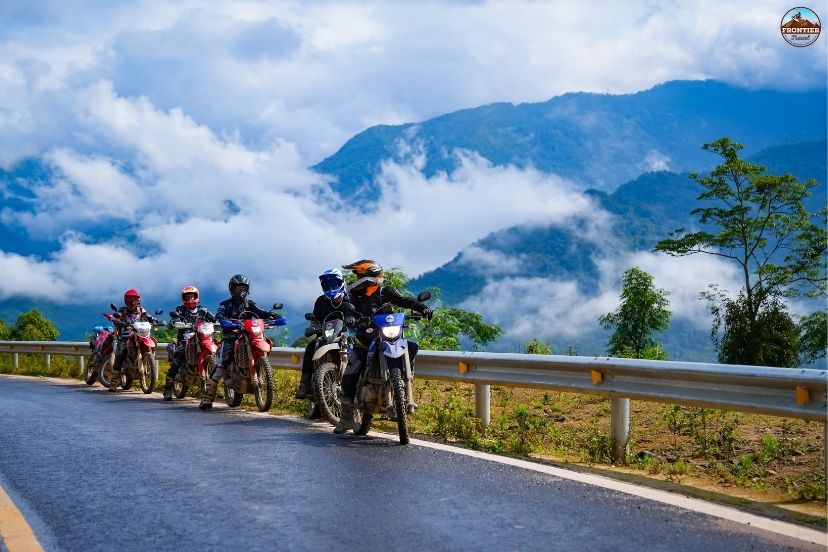 Discussing daily stage distances and night stay choices with riders.