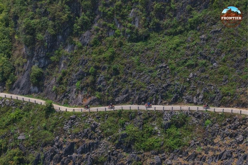 Providing an ideal social circle for solo international adventurers