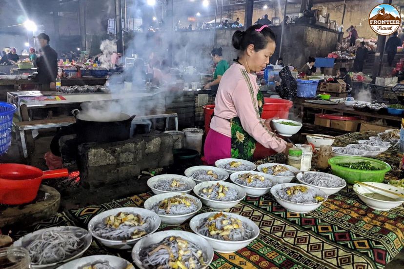 Local food and crafts at Meo Vac market