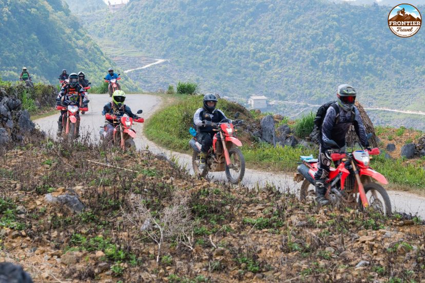 Scenic curves and valleys near Quan Ba Heaven Gate