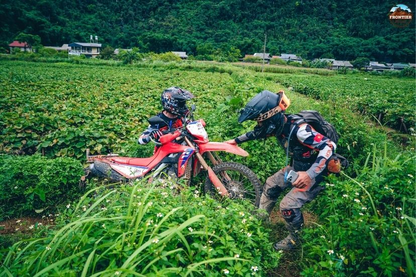 Beginner rider learning clutch, brakes, mirrors, and gear controls before departure