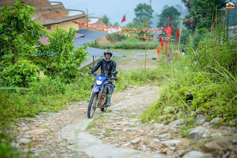Fair guide tips depend on service quality, route difficulty, and tour length