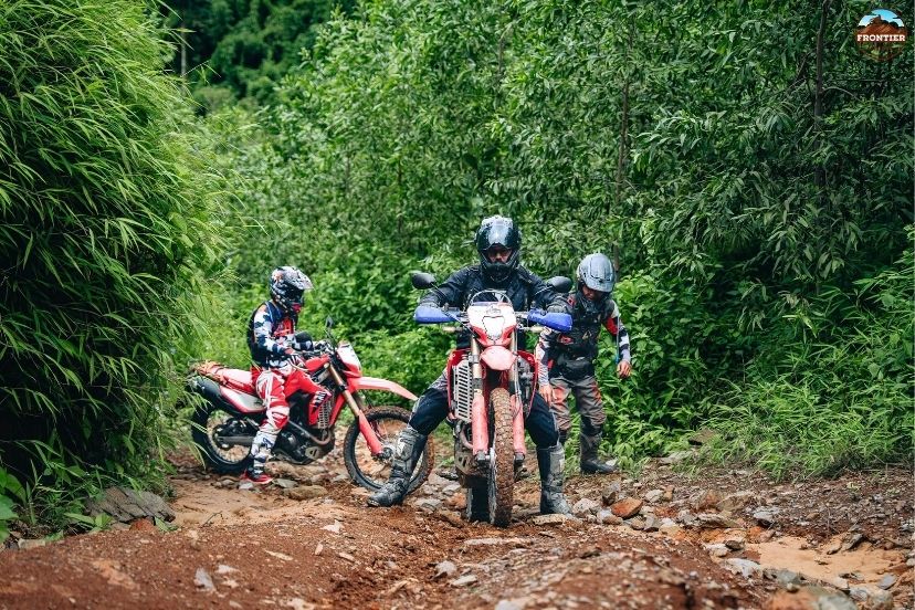 Fuel stops, lunch breaks, and scenic highlights shape a balanced riding day