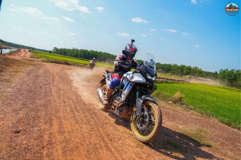 Ideal rider profile for handling mid-weight adventure motorcycles