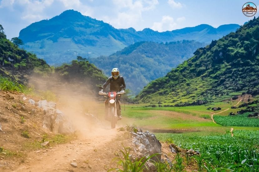 Safe guided riding helps women enjoy Ha Giang&rsquo;s dramatic mountain roads
