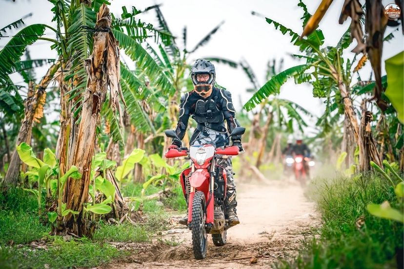 Tipping guide Vietnam motorbike tour guide mechanic helps riders thank crews fairly