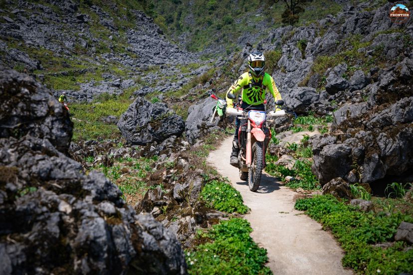 Exploring Vietnam highlands by motorbike adventure
