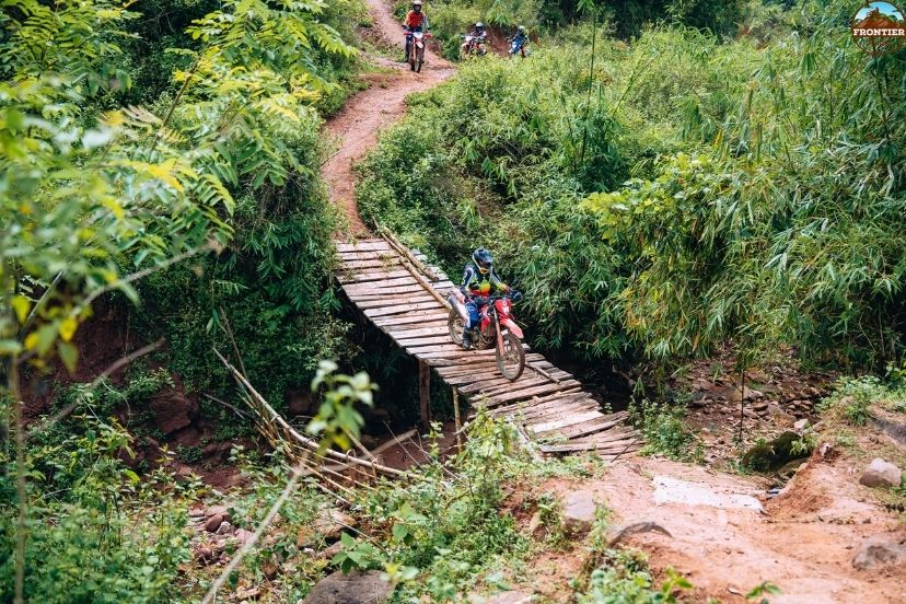 Manual motorcycles provide safer control on descents 