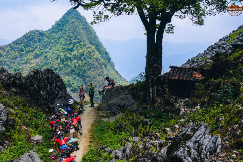 Offline maps and reliable communication tools keep every remote ride on track 
