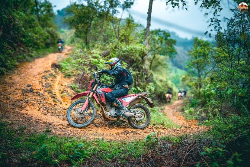 Proper tire pressure ensures safe motorbike daily check before riding Vietnam tour 