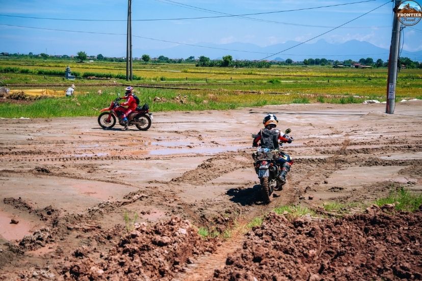 Protective riding gear enhances safety on mountain roads 