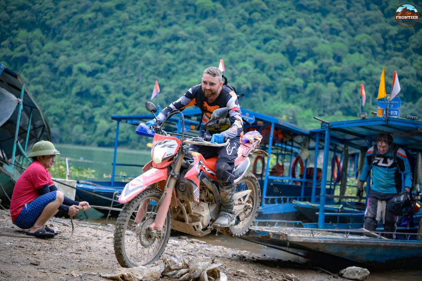 Safe riding techniques ensure stability on steep slopes 