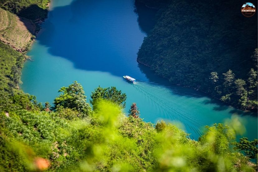 Scenic boat ride through the towering limestone cliffs of Tu San Canyon