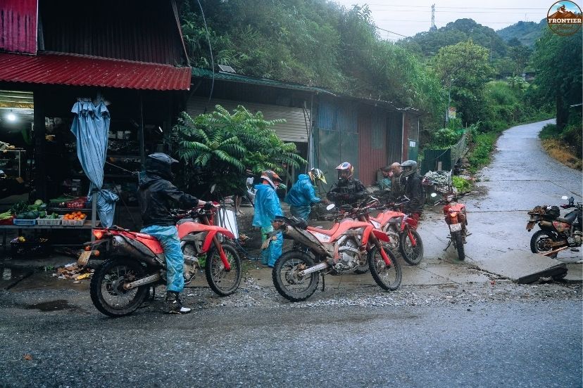 Travelers preparing waterproof bags and safety gear for Nho Que River cruise